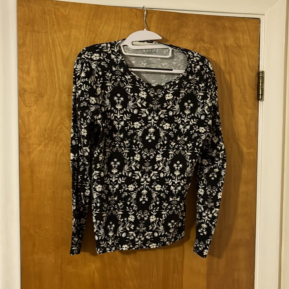 Women’s medium Croft & Barrow the classic tee, 100% cotton.